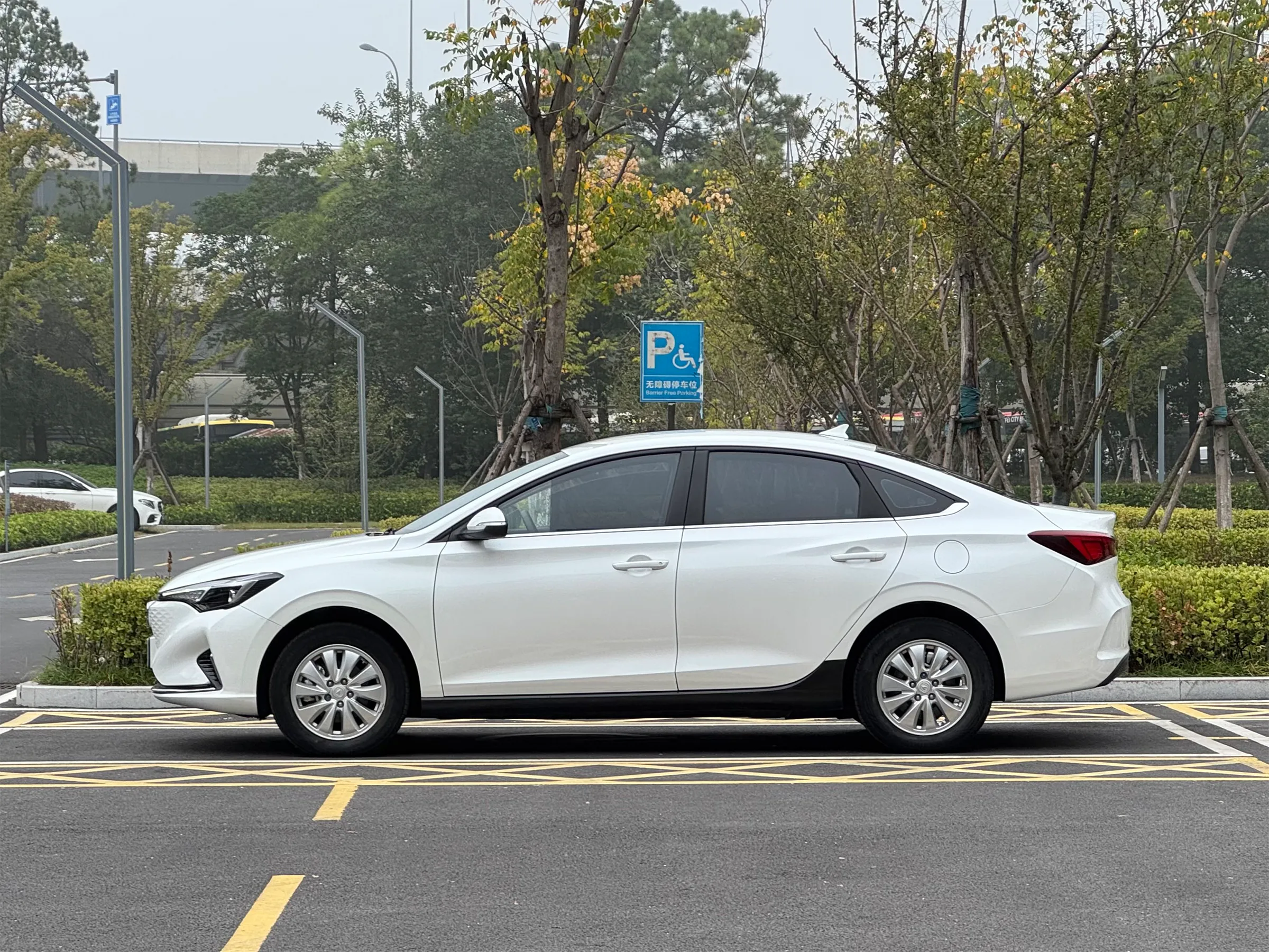 Changan Eado EV460 2022 3