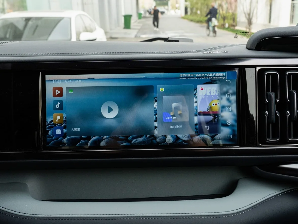 Leopard 5 interior Shoal Green_4