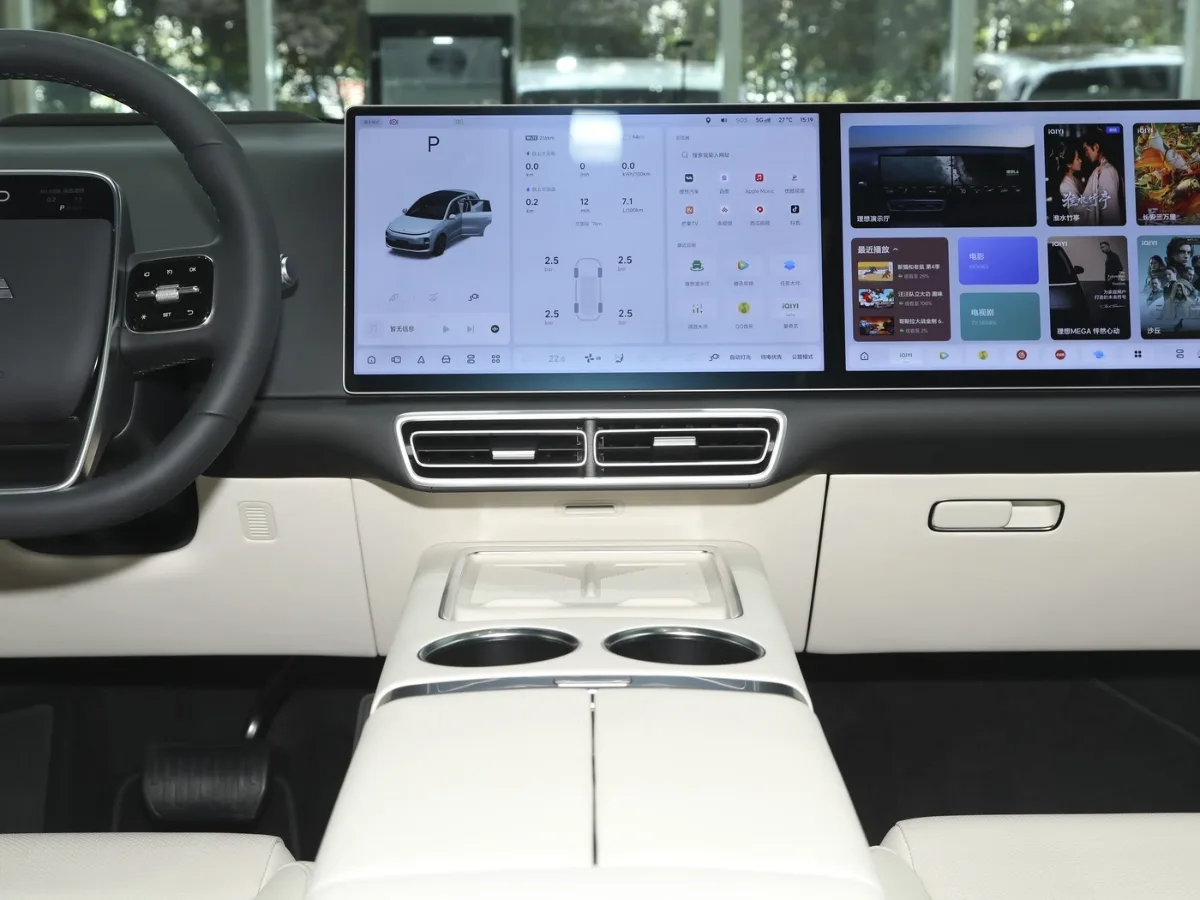 Li Auto L6 interior Black&White_2