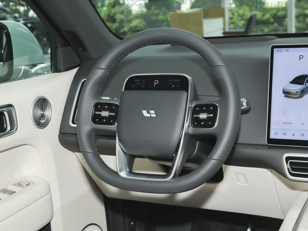 Li Auto L6 interior Black&White_3