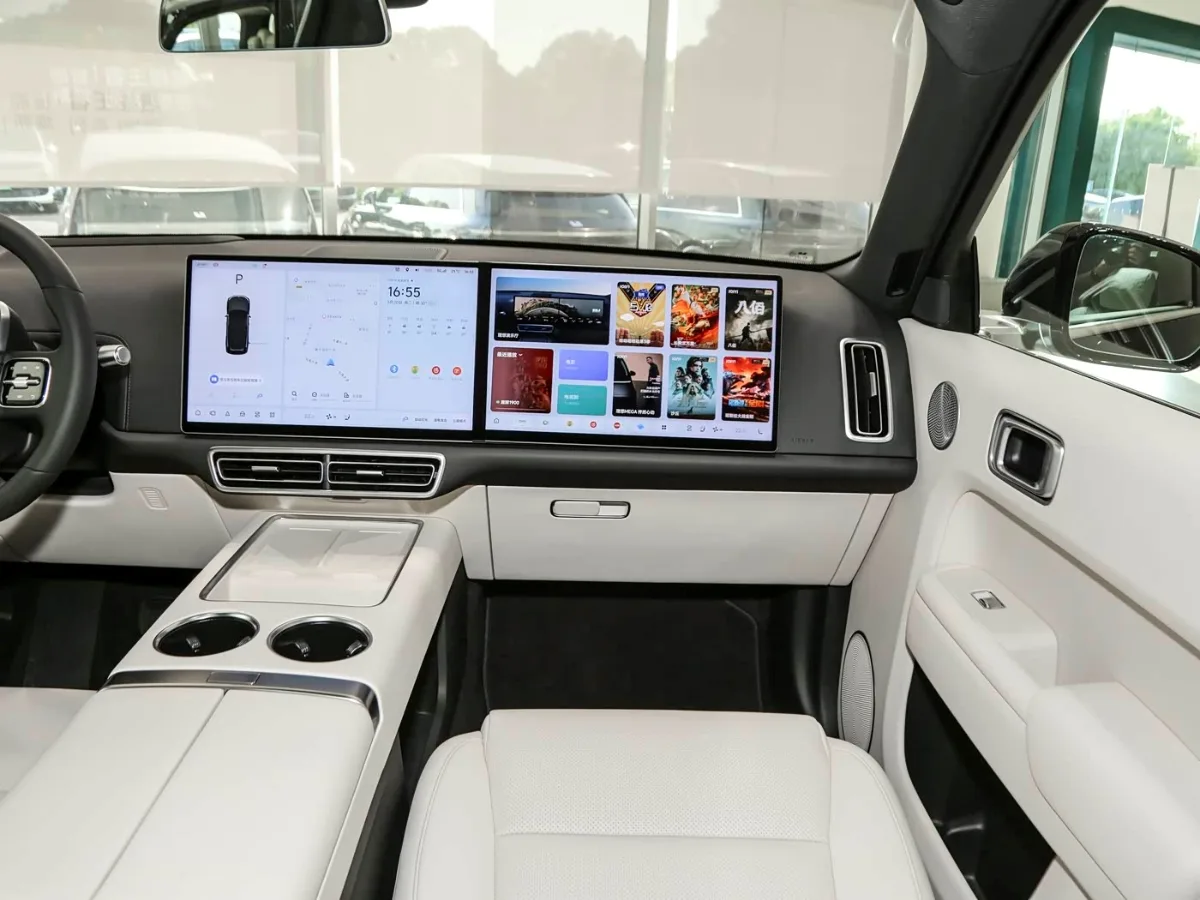 Li Auto L8 interior Black&White_2