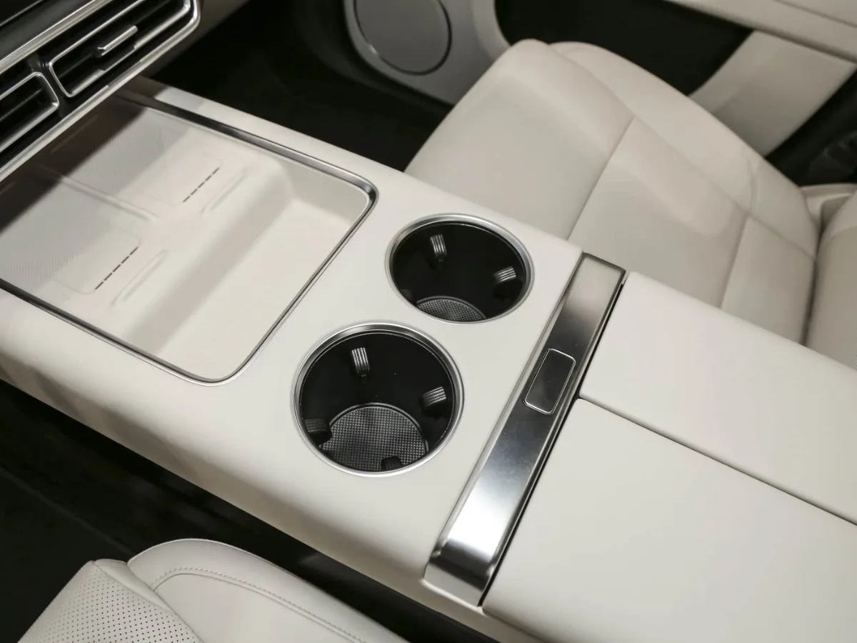 Li Auto L8 interior Black&White_3