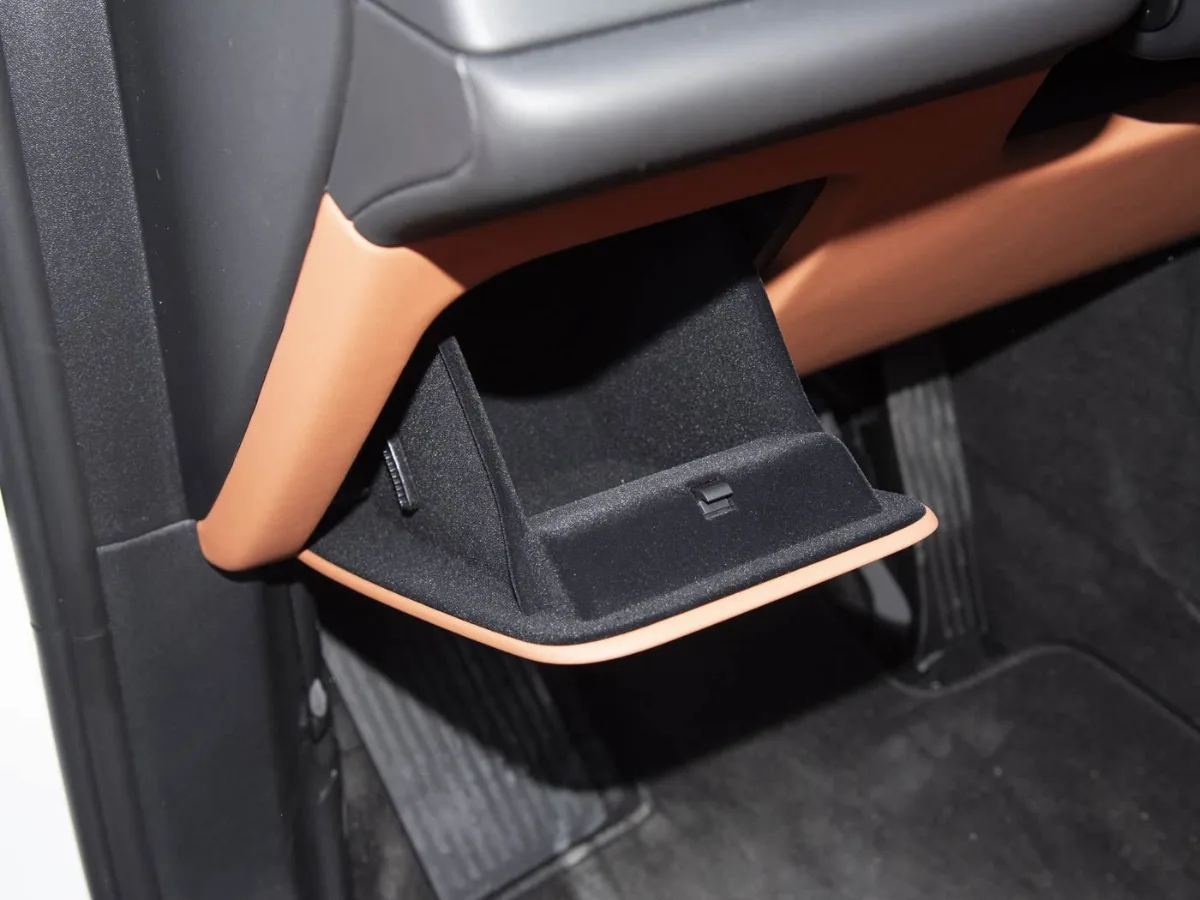 Li Auto L9- Interior Blackr&Orange2